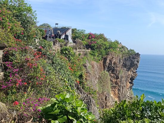 Unmittelbar neben dem Uluwatu-Tempel die Kecak-Arena, hier finden mehrfach täglich balinesiche Tanzaufführungen statt....wer die zum Sonnenuntergangs besuchen möchte...unbedingt Onlineticket buchen.