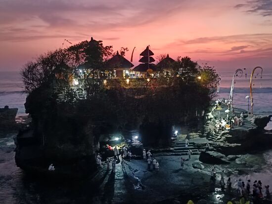 wir haben dann selbst noch eine ganze Weile oben gesessen. Tanah Lot...das hat was.