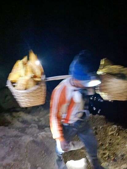 Dieser Job, gesundheitsgefährdend durch die Schwefeldämpfe...körperlich grenzwertig und schlechtbezahlt.