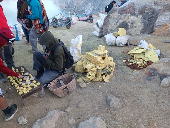 Aus dem Schwefel werden von den Schwefelarbeitern nun auch kleine Figuren geschnitzt und verkauft.