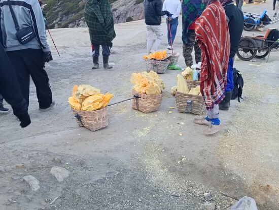 70 kg Schwefel....unvorstellbar zum Tragen in diesem Terrain..