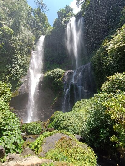 Ein Stück weiter der zweite Wasserfall, ebenfalls zum Schwimmen geeignet.