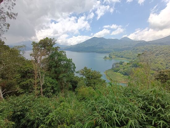 Vorbei an den Seen im Hochland, in der Gegend der Erdbeerfarmen nehmen wir eine Probepackung mit (erstaunlich lecker).