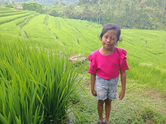 Uns kommt ein Mädel entgegen, das uns gleich nach den Namen fragt...und uns zur Mutti einlädt, die entfernt arbeitet....der wäre das wohl nicht so recht.
