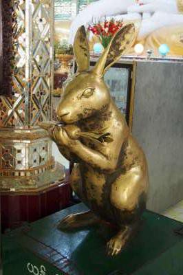 Der 2. Tempel in Sagaing (es gibt nur zwei, die auf einer Bergkuppe liegen), wurde entsprechend zur Pagode des goldenen Karnickels erklärt. Ein Goldhase frisst natürlich auch nur goldene Möhrchen - eine Marktlücke für Lindt (bekomme ich für diese Marktforschung eine Beteiligung???)