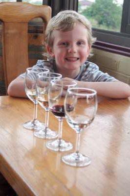 Raphael bei der Weinprobe.