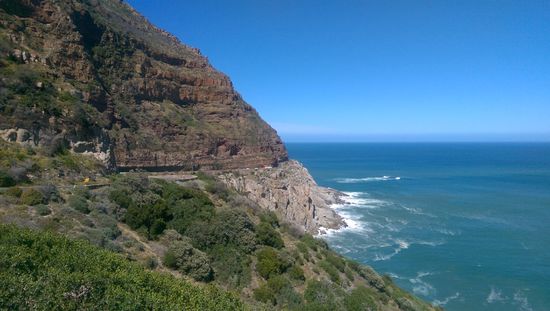 Chapmans Peak Drive, eine an die Felsen geklemmte, enge Straße,  eindrucksvoll, unbedingt machen.
