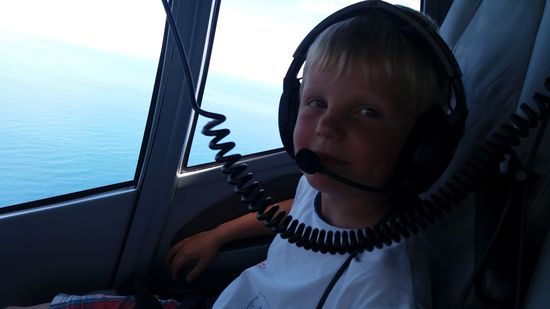 Ein entspannter Bordpassagier. Es ging ganz sanft, ohne jedes Rütteln oder Schaukeln durch die Lüfte.