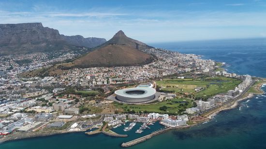 Im Vordergrund Green Point mit dem schönen, aber kaum genutzten Stadion.