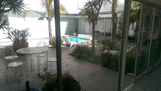 um einen Innenhof mit Pool gebaut, aber noch lausig kalt