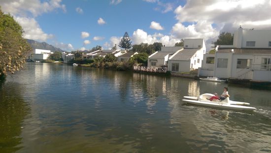 Blick nach hinten hinaus, schöm am Wasser gelegen. Wassertreter und Ruderboot gehörten dazu.
