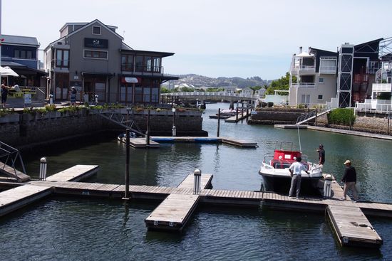 Unser Speedboat. Im HIntergrund die geschmackvoll umbaute Marina. Auf Thesen Island, von Kanälen durchzogen, hat wohl jeder seinen Bootsliegeplatz..für die Schönen und Reichen...irgendwie scheint uns zumindest eine Eigenschaft zu fehlen.