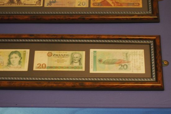 Musste 2x hinschauen, aber tatsächlich, da hing ein altes DDR-Scheinchen.
So ein MIst, hätte ich mein Impala-Steak bestimmt auch für einen 10-DDR-Mark-Schein bekommen.