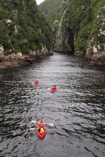 Das Wasser vom Storms river wirkt nahezu schwarz. Die Mündung lockt sehr zum Paddeln - scheint aber nur ein paar hundert Meter schiffbar zu sein.
