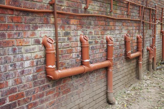 und hier noch was zum Schmunzeln - Wasser- und Abwasserverlegung auf südafrikanisch an der nahe gelegenen Raststätte