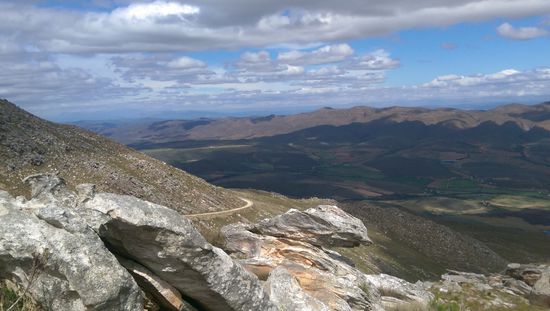 Die Straße über den Swartbergpass ist in den wesentlichen Teilen eine Schotterpiste, bei trockenem Wetter aber gut fahrbar und mit einer Vielzahl von Eindrücken der gewaltigen Natur