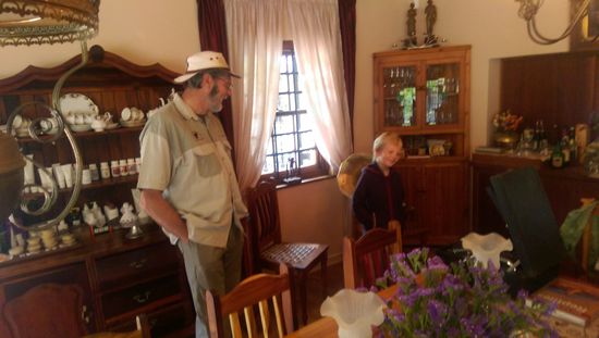 Für Raphael hat Anton eines seiner altem Grammophone in Betrieb genommen, fast 100 Jahre alt.