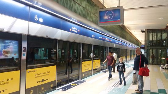 Metro - perfekt, modern und kommt immer. 5-min-Rhythmus. Ich habe den Erwachsenenbeutel in der Hand...Zwerg ist kein Beuteltier. 
Hier haben wir (ich) schon gelernt, dass es in der Metro auch reine Ladies cabins gibt (mit pinken Einstiegszonen) ...ich wurde freundlich, aber konsequent der Kabine verwiesen.