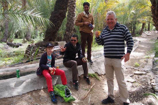 Erste Pause - in der Mitte Sikhatar, der Hotelmanager, ein im Oman geborener Pakistani