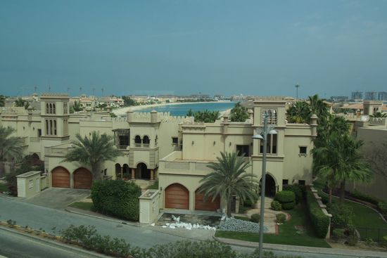 Die Palmenbebauung, hier der Blick zu zwei Palmenwedeln. Die Bebauung geschmackvoll, aber sehr dicht.