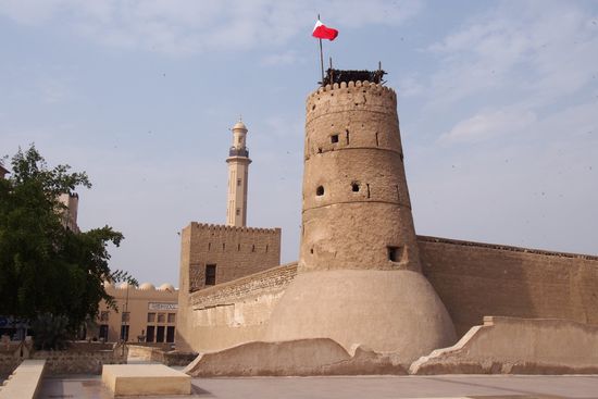 Das Dubai-Museum, klein, aber ganz toll. Ein Muss für Dubai-Besucher. Aber keinen Tag auswählen, an dem Kreuzfahrer in Massen im Eilverfahren durchs Museum geschleust werden. Ganz übel. wie gut, dass wir selbst bestimmen dürfen.