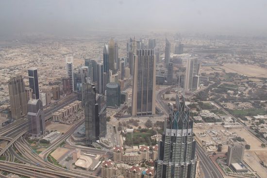 Blick von 452m. Die anderen Wolkenkratzer wirken wie Spielzeug. Leider war es ziemlich diesig, so dass man den Burj el Arab und das aktuelle Projekt "The World" nur erahnen konnte.