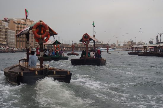 Das Chartern einer Abra für 1h kostet 120 Dirham (reichlich 30 €)