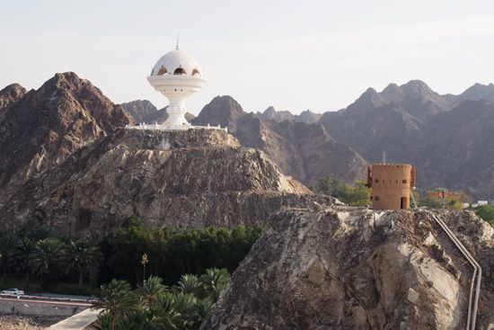 Die Marsmenschen sind gerade hier...nein, das ist der futuristsich anmutende Weihrauchbrenner in Mutrah - weithin zu sehen.