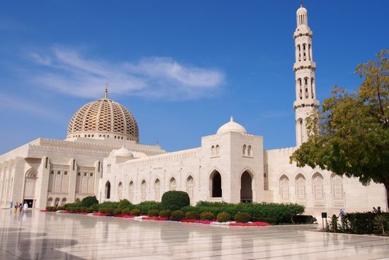 ein beeindruckender Gebäudekomplex in einem schönen Garten. Das erste "must see" in Oman.