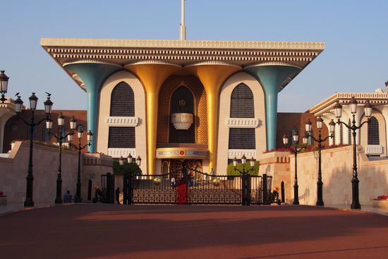 Der Al Alam Palace - ein Hingucker. Und die Scheichs dazu, meine Frau war fasziniert - fast so wie von einem älteren offensichtlichen Engländer mit Hut, kariertem Hemd, rosa Shorts (!) und Socken in den Sportschuhen. Letzteres verursachte beim Hinsehen Schmerzen.