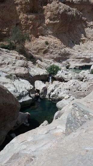 Der Fluss schlängelt sich, teils tief eingeschnitten, durch das Felsenlabyrinth, es gibt aber mehrere günstige Einstiegsstellen, um hineinzugelangen.