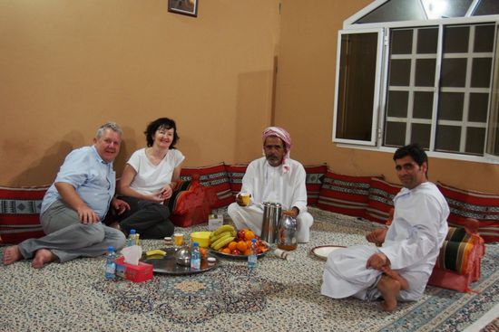 die Begrüßung - unser Bedouine in der Mitte und rechts sein Schwager.