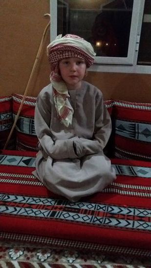 Wir wurden zünftig eingekleidet - hier unser kleiner Bedouine, dem das Outfit mit Abstand auch am Besten stand - die Bilder der Großen sind der Zensur zum Opfer gefallen.