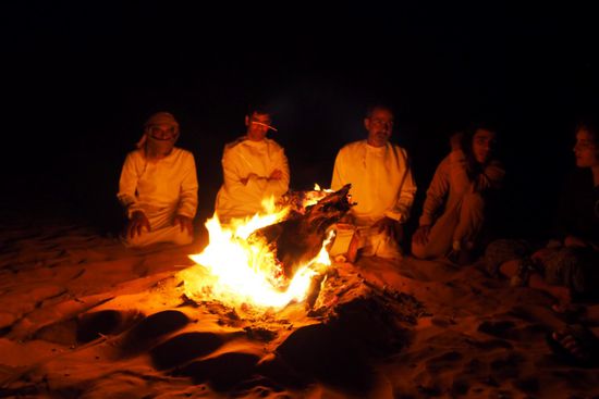 Stimmungsvoller Abend.
Das Camp wird übrigens von Ende September bis Anfang Mai betrieben, dazwischen ist es mit bis zu 55 Grad zu heiß für Gäste und selbst Omanis. Jetzt sind es tagsüber Ende 20 und nachts so um die 20 Grad - also nicht kalt.