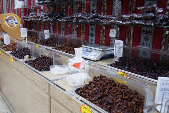 Als Kontrastprogramm gab´s gleich nebenan Omani Sweets, Datteln in jeder Schattierung und Honig in unterschiedlichsten Geschmacksrichtungen wie z.B. mit Mint oder auch Zimt.