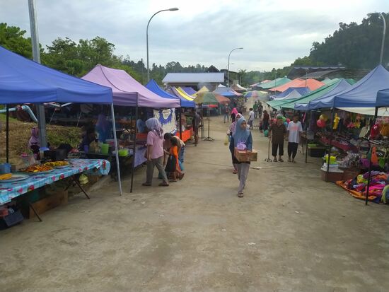 In dem kleinen Ort war seit Sonnabendabend Sonntagsmarkt....nach der Musik zu urteilen durchgehend.