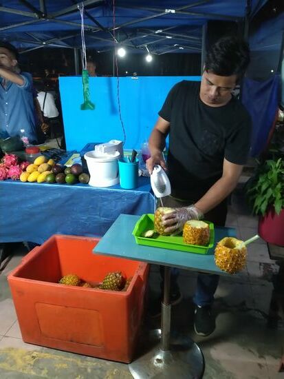 Gab einen Ananasshake aus der Frucht und einen ebensolchen aus der Melone.  Lecker!!!