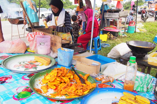 Gab als Frühstücksnachtisch für uns frittierte Bananen... Nur mal so zum Kosten. 6 Teilchen für 1 RM....  Die Familie meinte,  ich hätte  mehr mitnehmen sollen,  waren lecker.