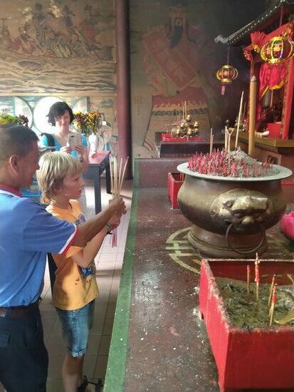 ...und noch ein Besuch in einem chinesischen Tempel... traditionsbedingter Prüfungsbeistand (für Insider). Und ein Opi,  der die Stäbe mit Raphael in einem ganz bestimmten System verteilte. Auch wieder so eine Begegnung.