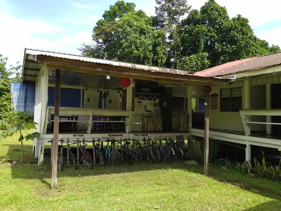 Die Fahrradgarage und darüber der Fruhstucksbereich.