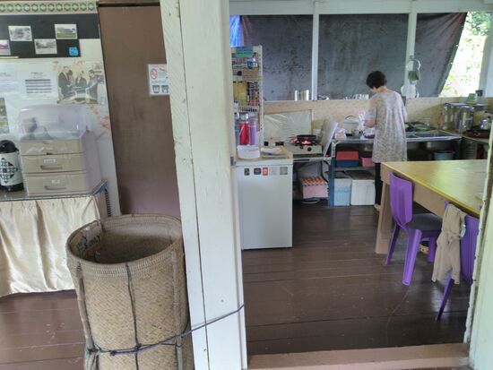 Brenda beim Kochen fürs Frühstück