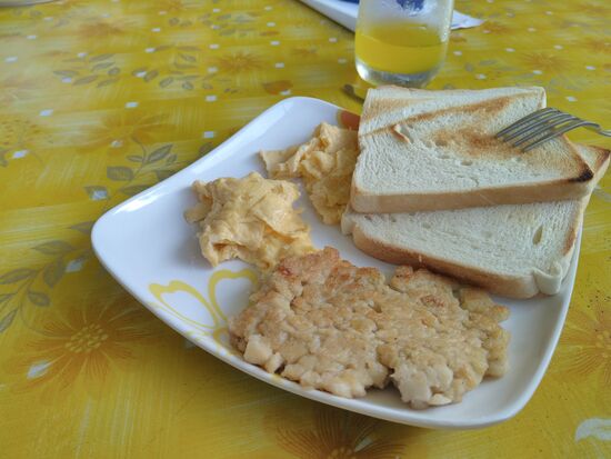 Das Frühstück war einfach,  aber jeden Tag etwas anders.  Hier gab's Bananenpancake.