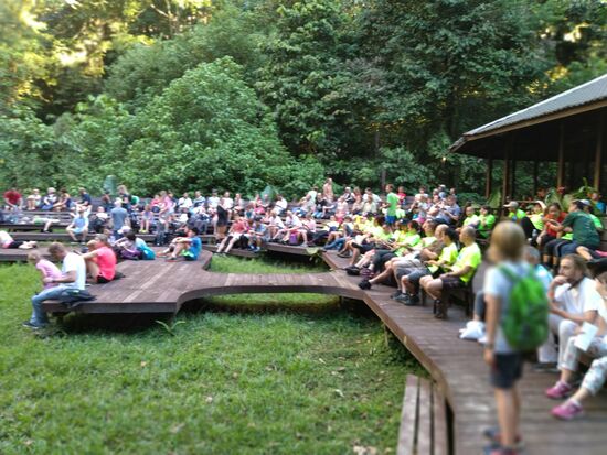 Am Ende der Tour stand wieder bat watching,  diesmal war es voll und schlimmer noch,  in hellgrün ein große Gruppe von Chinesen,  die jede neue Gruppe Fledermäuse mit heftigen Aufschreien kommentierten, so dass nicht mal dieses markante Surren des Schwärme zu hören war. Trotzdem war es wieder sehr beeindruckend.