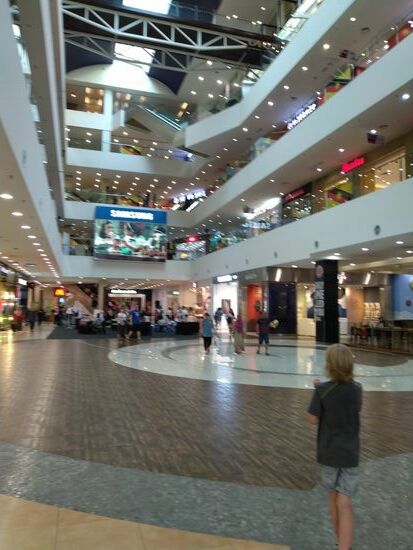 dazwischen die Segnungen der Neuzeit.... Mit den üblichen Verdächtigen von McDoof bis Starbucks.