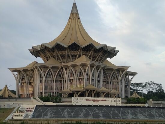 Das Parlamentgebaeude auf der anderen Flussseite.  Hat einen Spitznamen.  Kommt ihr drauf?  Zitronenpresse...also,  Ähnlichkeiten sind vorhanden.