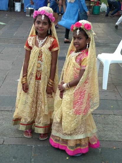 Heute war Festtag der Krishna-Anhänger, entsprechend die Festtagskleidung.... während auf der anderen Flussseite der Mohezzin zum Abendgebet rief.