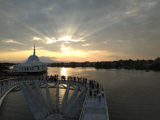 Die Moschee,  ImVordergrund ein Bogen der toll gestalteten Fußgängerbrücke. über den Sungai Sarawak.