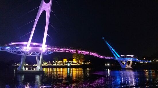 Hier die Brücke mir dem Fort Astana im Hintergrund zu späterer Stunde.