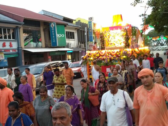 Die Krishna-Prozession und wir mittendrin.