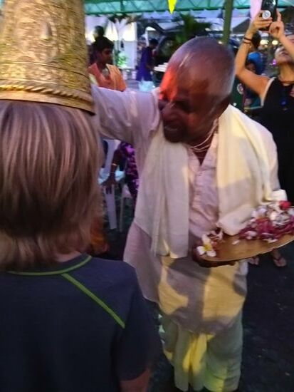 Wir würden allesamt gleich mit gesegnet.